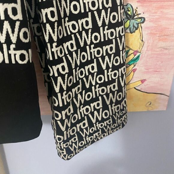 Wolford Black and White Logo Short Sleeve Top
NWT/NEW - Picture 8 of 9